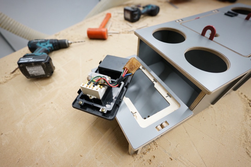 L300 Center Console — photograph 3
